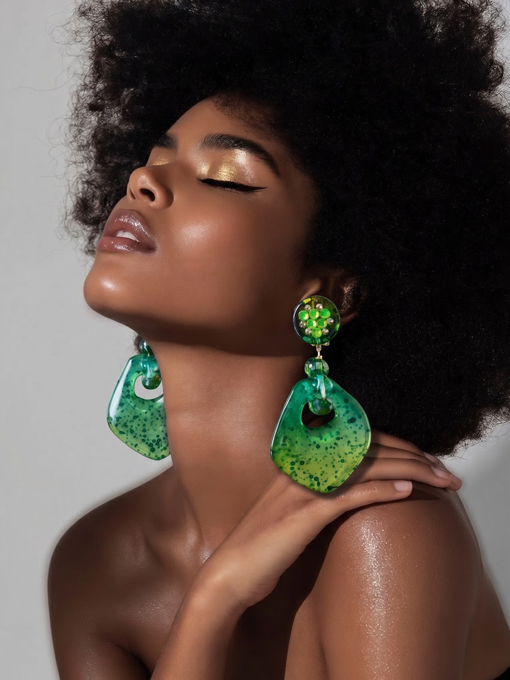 Antreina's Large Green Clip-on Earrings - Picture 2 of 3